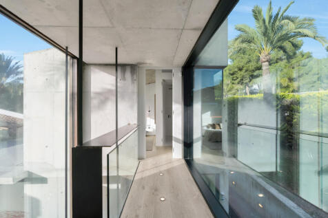 Light-flooded hallway on the upper floor