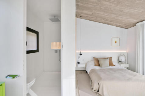 Bedroom on the upper floor with en suite bathroom