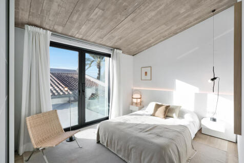 Bedroom on the upper floor with possibility for balcony