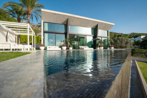Overflow pool with large outdoor areas