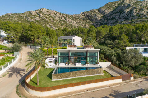 Designer villa with pool in elevated position on the corner plot