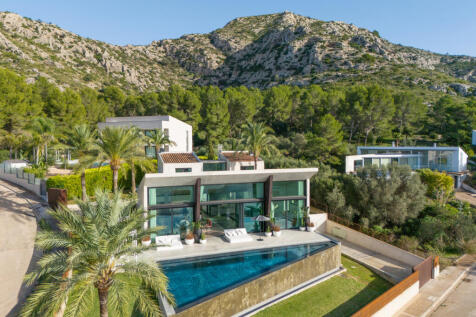 Designer villa with pool in elevated position on the corner plot