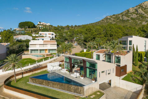 Designer villa with pool in elevated position on the corner plot