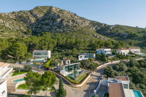 Designer villa with pool in elevated position on the corner plot
