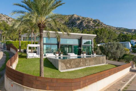 Designer villa with pool in elevated position on the corner plot