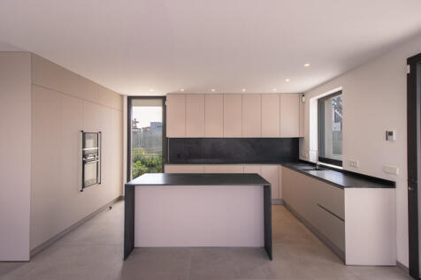 Open-plan kitchen concept with high-quality fixtures and fittings and kitchen appliances from Siemens