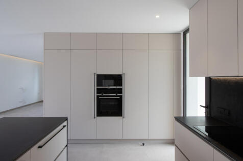 Open-plan kitchen concept with high-quality fixtures and fittings and kitchen appliances from Siemens