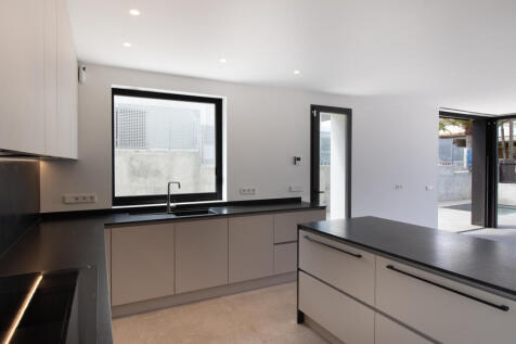 Open-plan kitchen concept with high-quality fixtures and fittings and kitchen appliances from Siemens