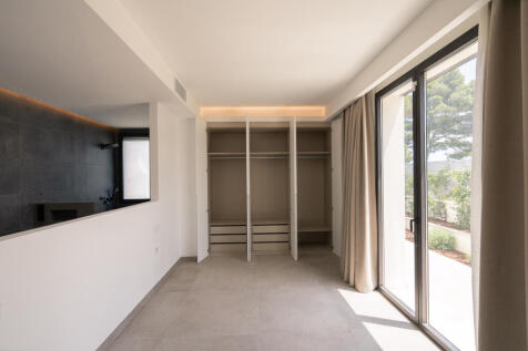 Build-in wardrobe in master bedroom