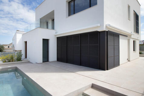 Closed sliding persianas at the pool terrace