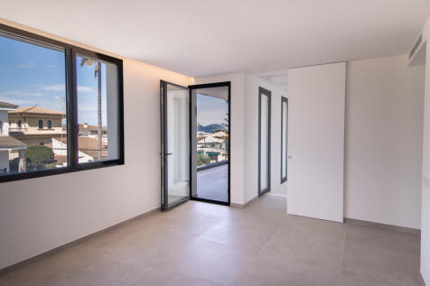 Passageway area on the upper floor with balcony access, staircase and passageway to the bedrooms on the right