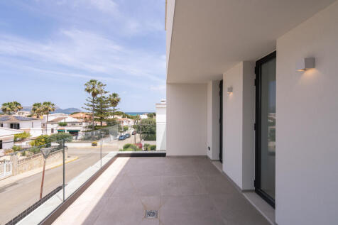 Large balcony on the upper floor