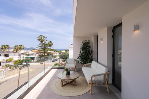 Example of furniture on large balcony on the upper floor