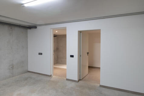 Shower room on the left with direct access from the garage (right access to the house)