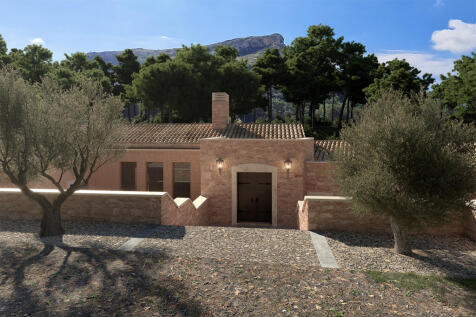 Entrance from the private driveway