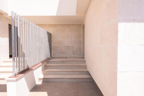 Entrance with quality stone fassade