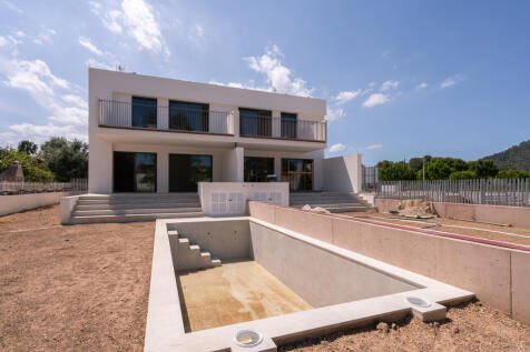 Swimmingpool with two of the four villas