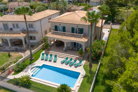 Surf-Villa mit Pool und umliegendem Garten