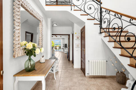 Großzügiger Eingangsbereich mit offenem Treppenhaus