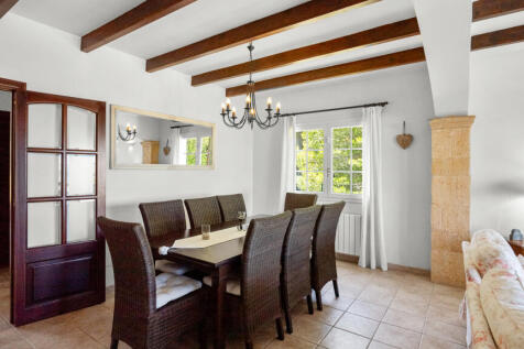 Offener Wohn- und Essbereich mit Holzbalken