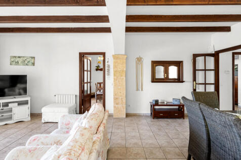 Ess- und Wohnbereich mit Holzbalken 