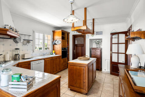 Landhausküche mit Insel und Abstellkammer