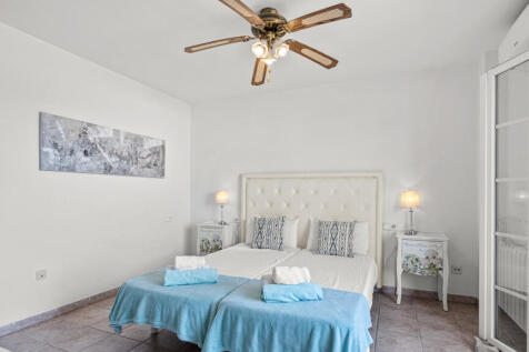 Schlafzimmer zwei mit Bad En Suite und Balkon zum Meer