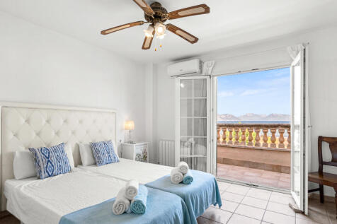 Schlafzimmer zwei mit Bad En Suite und Balkon zum Meer