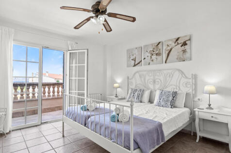 Schlafzimmer eins mit Bad En Suite und Balkon zum Meer