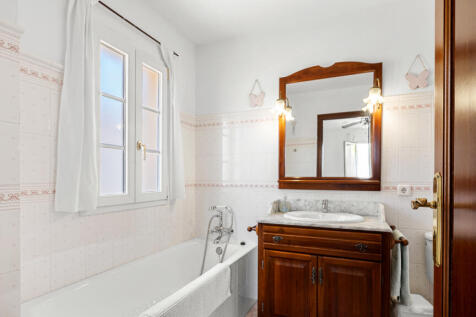 Badezimmer mit Badewanne im Obergeschoss