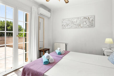 Schlafzimmer drei im Obergeschoss mit eigener Terrasse