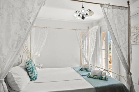 Schlafzimmer vier im Obergeschoss mit eigener Terrasse