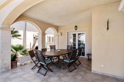 Überdachte Terrasse mit Zugang zur Küche