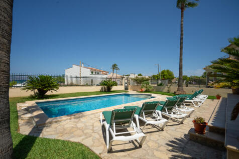 Garten- und Poolseite des Hauses mit eingewachsenem Garten