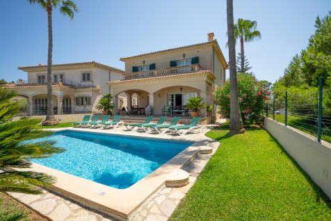 Garten- und Poolseite des Hauses mit eingewachsenem Garten