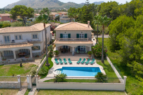 Surf-Villa mit Pool und umliegendem Garten