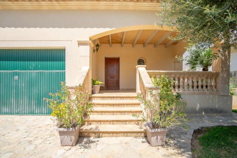 Eingangsbereich vor dem Haus mit Terrasse und Olivenbaum
