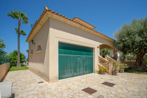 Großzügige Garage und Einfahrt