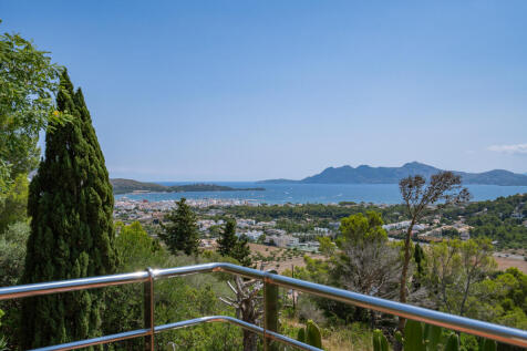 Blick von einer der Terrassen aufs Meer