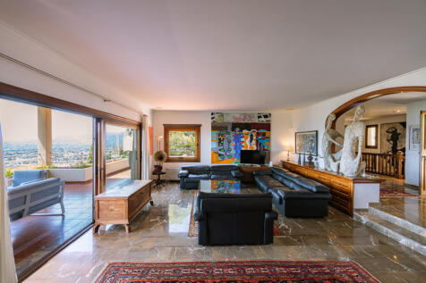 Großes Wohnzimmer mit Blick bis zum Meer