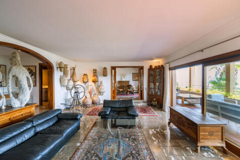 Großes Wohnzimmer mit Blick bis zum Meer