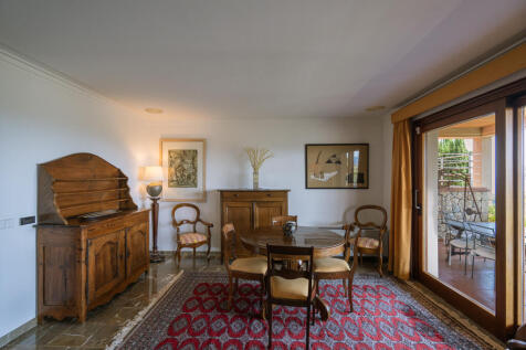 Salon mit Ausgang zur überdachten Terrasse