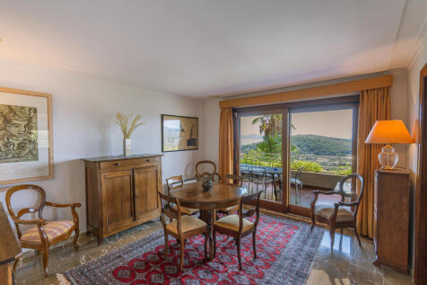 Salon mit Ausgang zur überdachten Terrasse