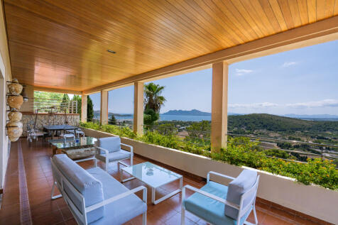 Überdachte Terrasse mit Blick bis zum Meer