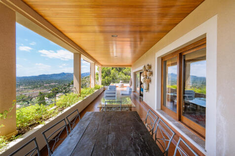 Überdachte Terrasse im Erdgeschoss