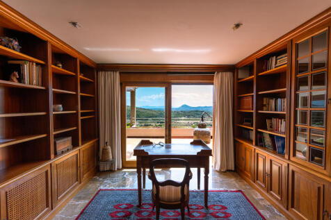 Bibliothek mit Ausblick in die Weite