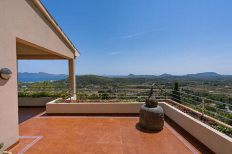 Terrasse vor der Bibliothek und dem Barbecue mit traumhaftem Weitblick