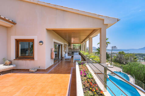 Terrasse vor der Bibliothek und dem Barbecue mit traumhaftem Weitblick