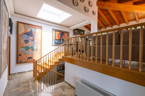 Galerie und zweites Treppenhaus