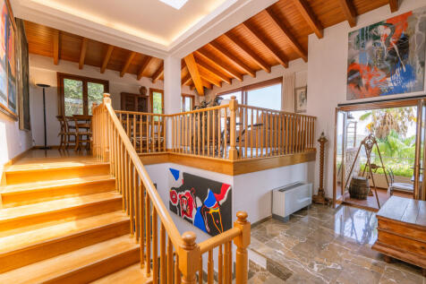 Gallerie und zweiter Wohn-Essbereich mit Meerblick